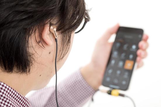 【イライラ②:充電中のイヤホン】音楽を聞きながら充電を可能に!