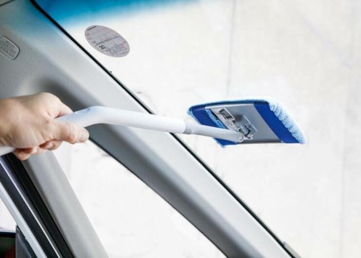 届かない奥の汚れもピカピカ！ フロントガラス掃除に便利なカーグッズ2選