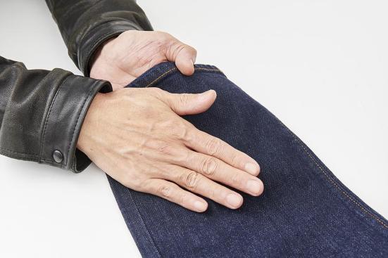 無印良品「縦横ストレッチデニムストレートパンツ」3