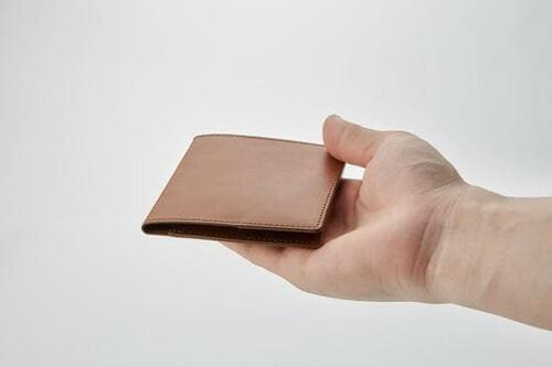 カードや鍵を入れても薄さは1cm以下 イメージ