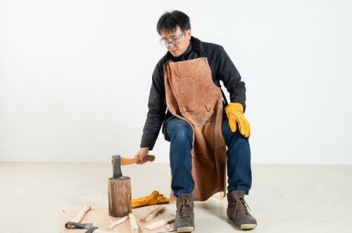 斧を扱うときには振り下ろした先に注意!