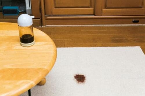 ラグのシミは掃除機＋ぞうきんで広がりを抑える イメージ