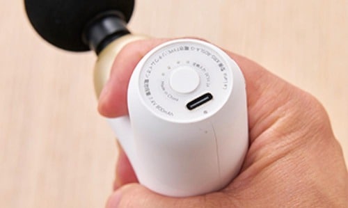 操作ボタンは下部に配置 ミニマッサージガンおすすめ イメージ