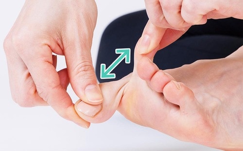 STEP1：足指を上下に開く 着圧ソックスおすすめ イメージ