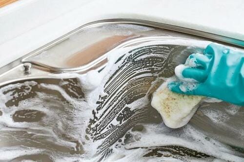 1：食器用洗剤でシンクの油汚れを落とす イメージ