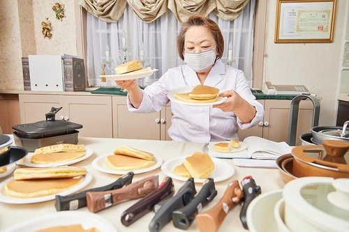 ホットケーキの焼き色や厚みで焼きムラの有無をチェック フライパンセットおすすめ イメージ
