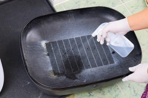 2.クエン酸スプレーを全体にたっぷり吹きつける ペット用お掃除シートおすすめ イメージ