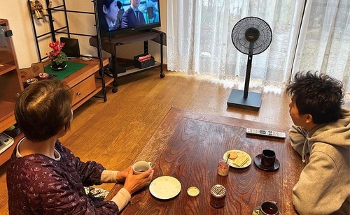 コードレスは設置の自由が利き、高齢者にやさしい ソーラ充電扇風機おすすめ イメージ
