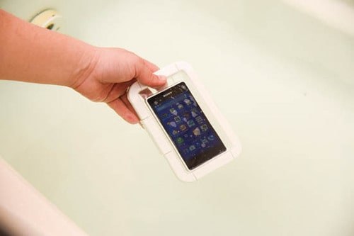 防水ケースを装着して「風呂スマホ」を楽しもう イメージ3