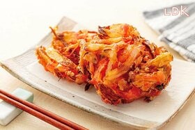 「こりゃ家で作れん」業スーの“紅しょうがのかき揚げ”が5つ入りでコスパが良すぎる【LDK】