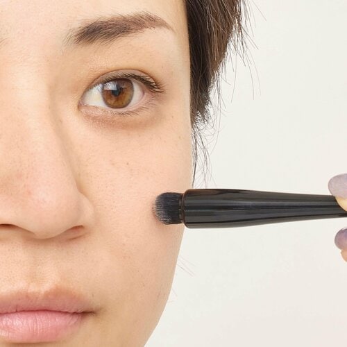 2：ブラシを垂直に当ててなじませる コンシーラーブラシおすすめ イメージ