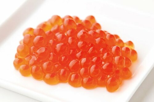 醤油の味が染みたご飯の上の赤い宝石