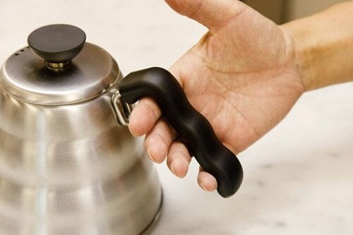 細めの湯量で丁寧に注げる安全性にも配慮された逸品 イメージ3