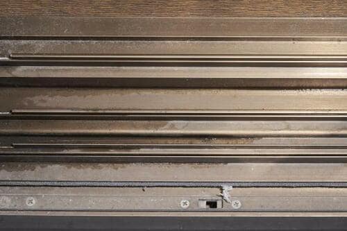 家中のサッシが即キレイ！ キャンドゥ「ペットボトルブラシ」 イメージ5