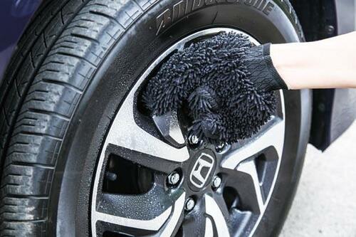 いちばん汚れやすいホイールにはホイール専用グローブ「鬼人手」 イメージ