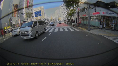 後方カメラも前方と同等レベルの見やすさ！ ミラー型ドライブレコーダーおすすめ イメージ