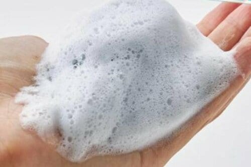2：増えている「黒洗顔」の正体は炭！ 汚れを吸着するので毛穴ケアができる イメージ