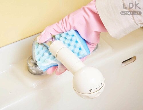 STEP3:水栓もやさしくスポンジで擦る イメージ