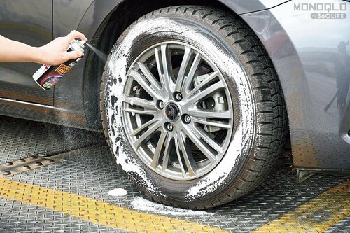 噴射するだけ。手を汚さない手軽さがいい! スプレー式タイヤクリーナーおすすめ イメージ
