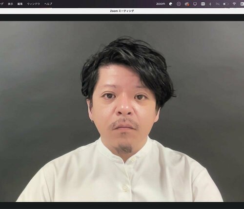 ▼黒背景×白シャツ WEB会議でキレイに映る方法おすすめ イメージ