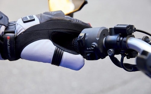 【テスト4】運転しやすさ:確実に操作できるか? バイク用電熱グローブおすすめ イメージ