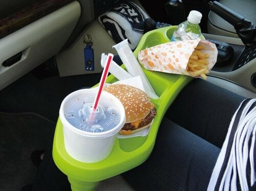 ④不安定な車中でも安心して食事ができるひざのせトレー