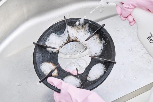 どんなに焦がしてもコゲ取り洗剤でこすり洗いの効率がアップ！ 掃除用洗剤おすすめ イメージ