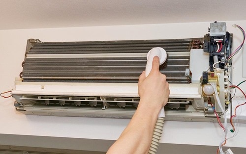 STEP7:フィンに掃除機をやさしくかける エアコン掃除おすすめ イメージ