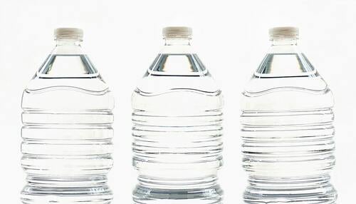 ペットボトルが3本並んでいる
