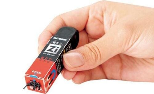 ①：消しカスが吸い取れる！ SNSで話題の磁石消しゴム イメージ