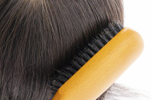 硬すぎない猪毛が髪を捉えてまとまり抜群 ヘアブラシおすすめ イメージ