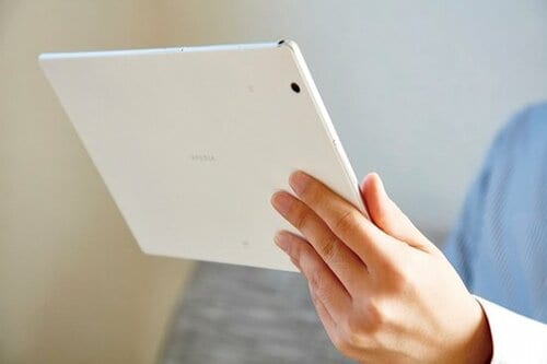 タブレットはスマホと違い長時間持っていると腕が辛い…