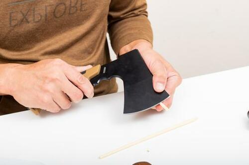 キャンプ場で使うなら柄の長い斧よりコンパクトな手斧が◎
