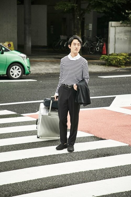 仕事ではシャツ+裾をイン!休日はモノトーンで大人コーデ イメージ