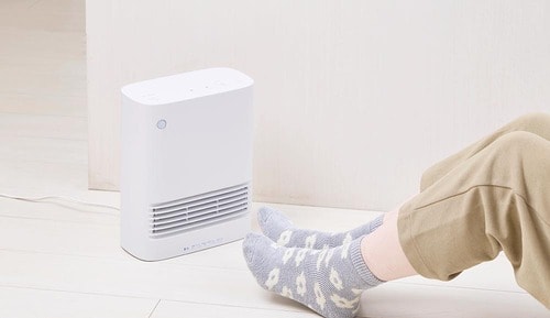 電気代の節約ワザ：小型ヒーターで自分をあたためてからエアコンONが効率的 小型セラミックファンヒーターおすすめ イメージ