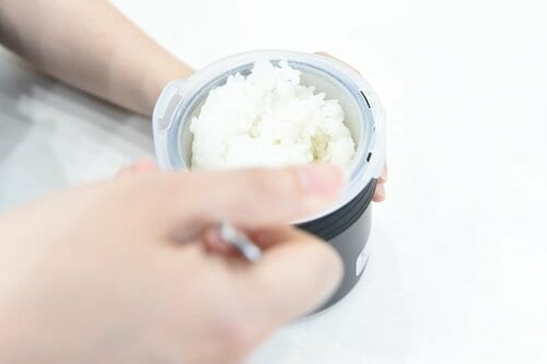 ▼炊きたてのご飯 料理家が選ぶ電子レンジ炊飯器おすすめ イメージ