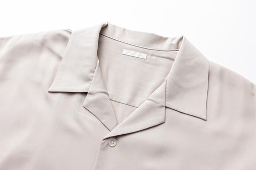 首元を魅せるオープンカラー イメージ