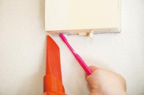 お掃除ワザ1：換気口周りは「歯ブラシ」で汚れをかき出す イメージ2