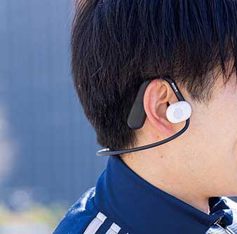 耳の前に浮くスピーカーから音が流れる! イメージ
