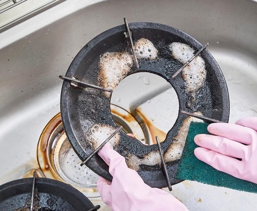 2:平たいスポンジやスクレーパーでコゲを取る イメージ