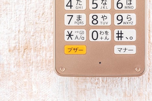ブザー付きで安全性も◎ ガラホおすすめ イメージ