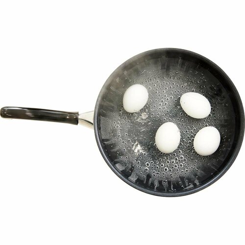 ビタクラフト「カーペンター ウォックパン 24cm」で卵を茹でている様子