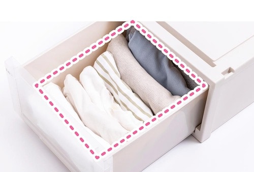 5:かさばる服は手アイロンで薄さ半分に クローゼットの収納アイデアおすすめ イメージ