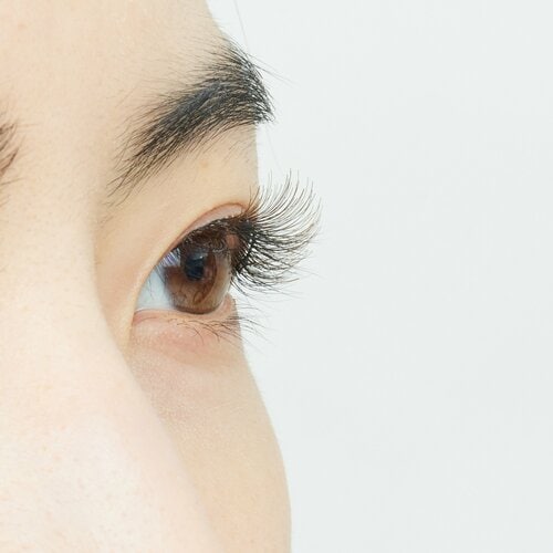 毛先がぱっつんで色も薄い ナチュラルつけまつげおすすめ イメージ2