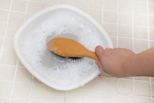 髪の毛と脂だらけのヘアブラシはシャンプーで洗ってスッキリ綺麗 イメージ2