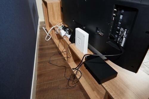 邪魔な電源タップもHDDも背面収納台でスッキリ! イメージ2
