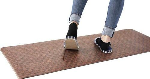 足裏の負担が違う! ニトリ「キッチン対応 フロアマット(ステッチ BR 45×120)」 イメージ2