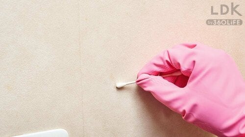 STEP2:シミ部分の汚れを落として水拭き 床や壁のシミの掃除方法おすすめ イメージ