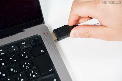 PCにHDMIケーブルを接続 PC周辺機器おすすめ イメージ