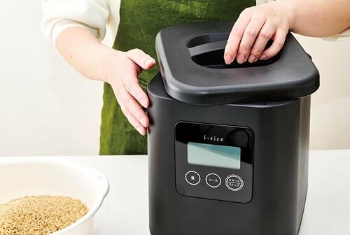 1：フタを開け、専用カップで量る 精米器おすすめ イメージ
